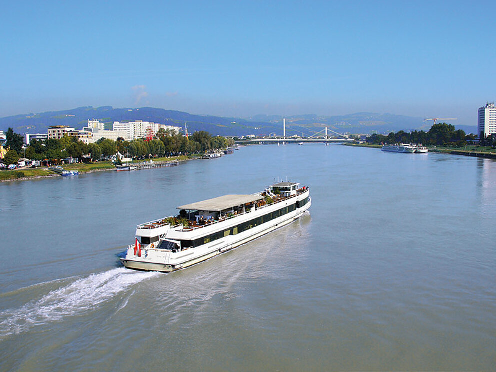 MS Linzerin in Fahrt auf der Donau bei Linz