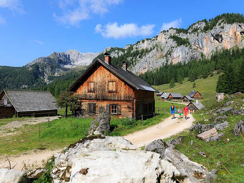 Wandern auf der Wurzeralm vorbei an Berghütten