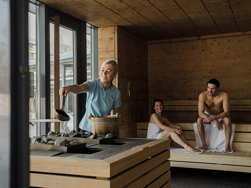 Ein Paar sitzt in der Sauna und genießt den Aufguss.