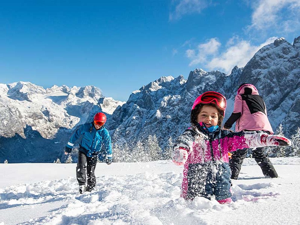 Kinder spielen im Schnee
