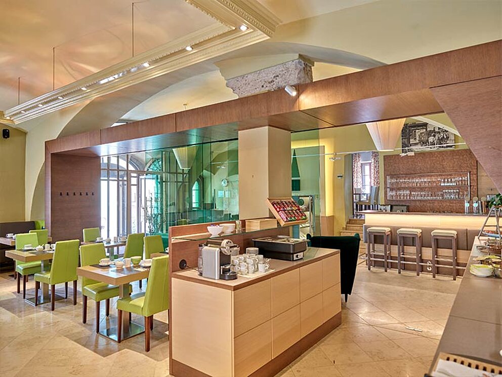 Bar mit Kaffeemaschine, Teekocher, Buffet, viele gedeckte Tische