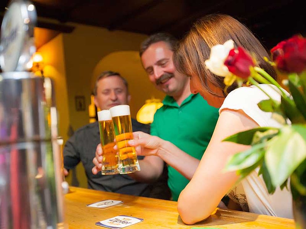 Biertrinken mit Freunden in der Gaststube im Hotel Moserwirt in Bad Goisern