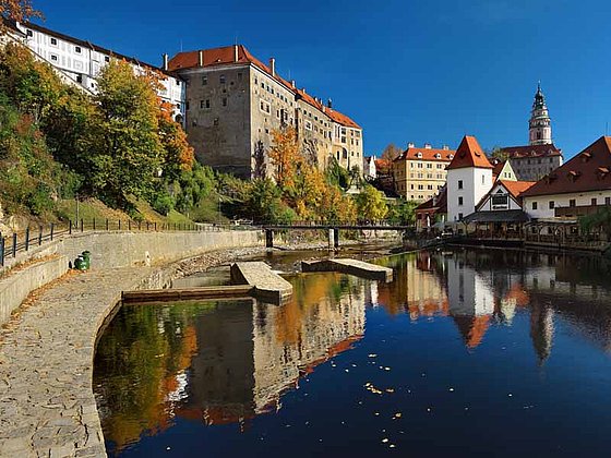 Die Stadt Krumau mit der durchfließenden Moldau