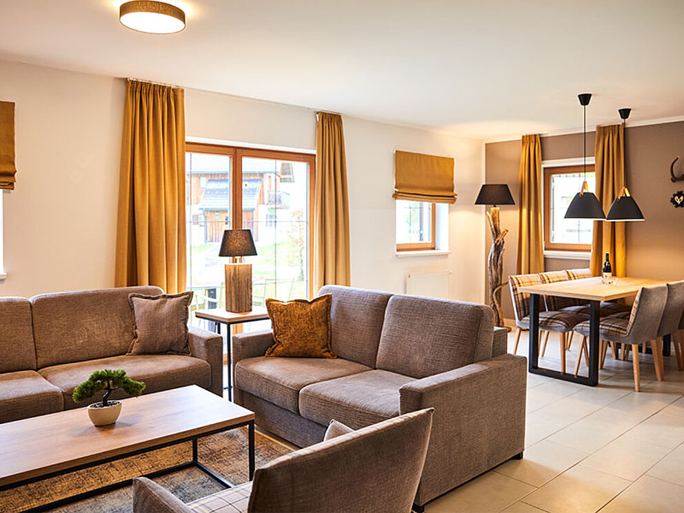 Couch mit Tisch, Essecke mit 6 Stühlen