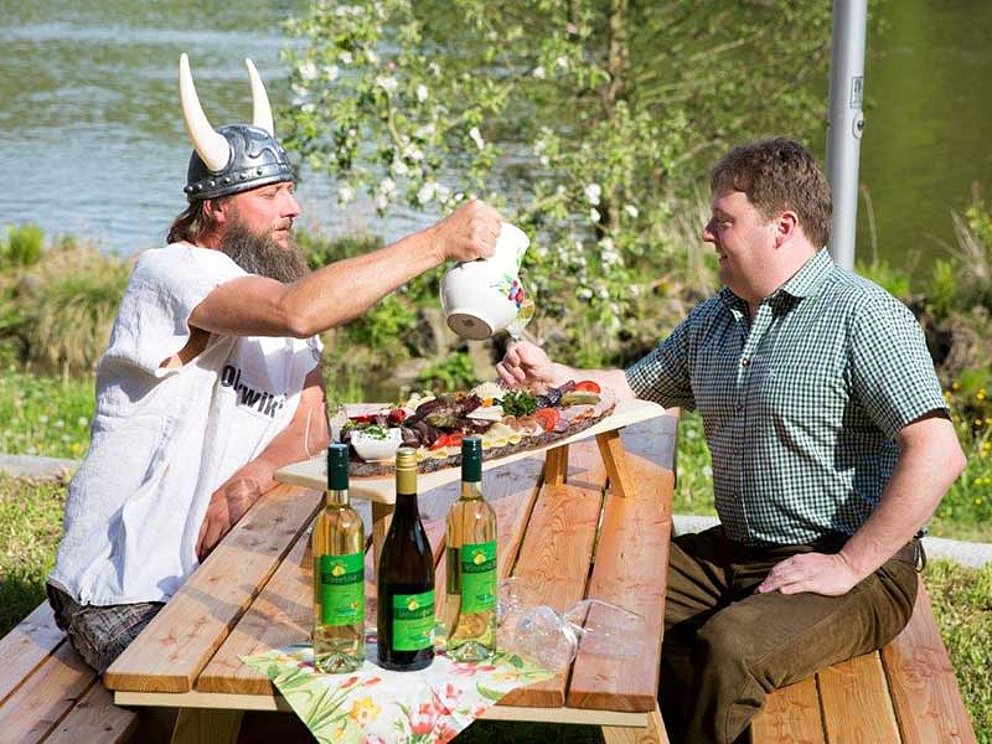 Wikinger und Wirt Prost beim Fischgasthof Aumüller