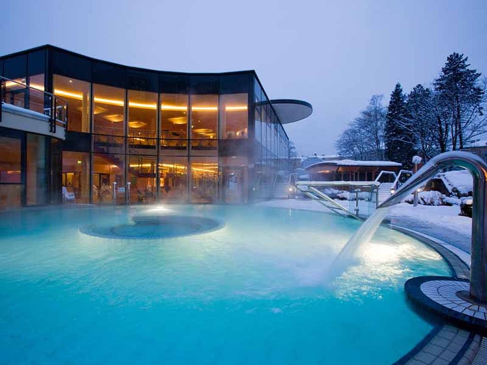 Der Außenpool mit Kaskade im Winter in der Therme in Bad Ischl