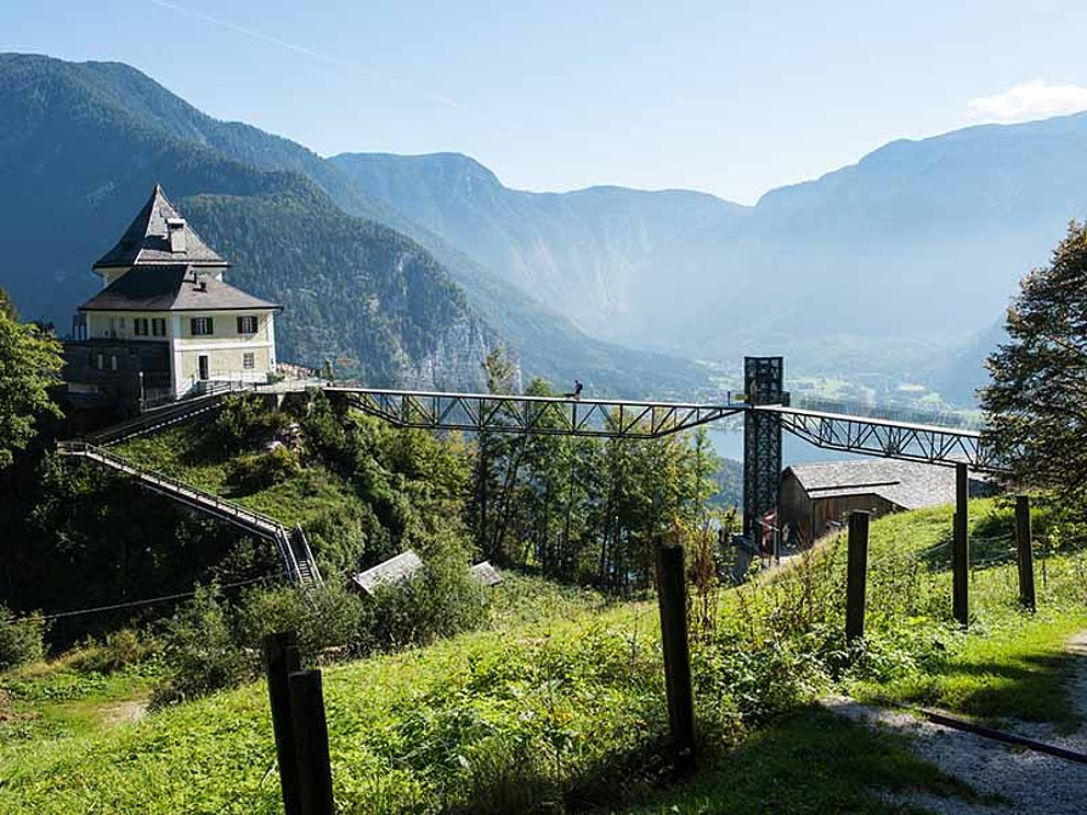 Rudolfsturm mit Brücke in Hallstatt im Salzkammergut
