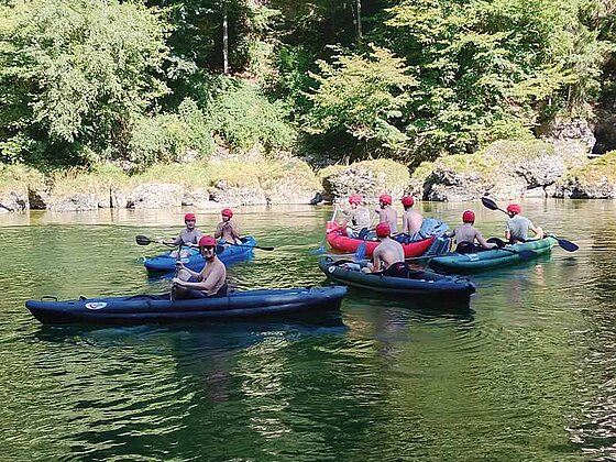 4 Kanus auf der Traun mit vielen motivierten Paddlern