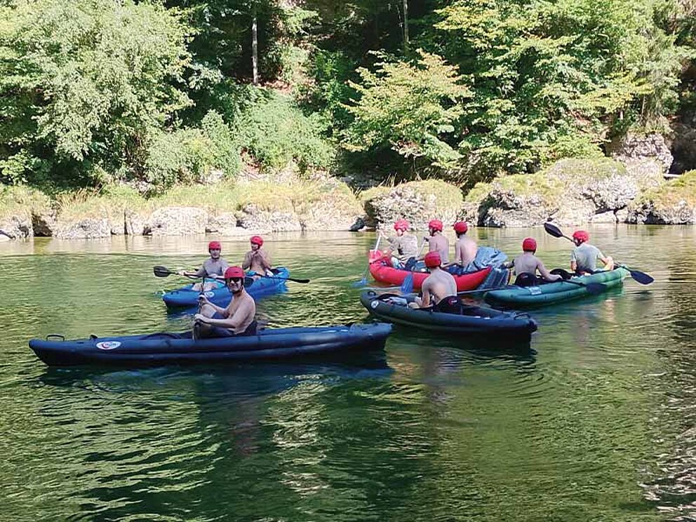 4 Kanus auf der Traun mit vielen motivierten Paddlern