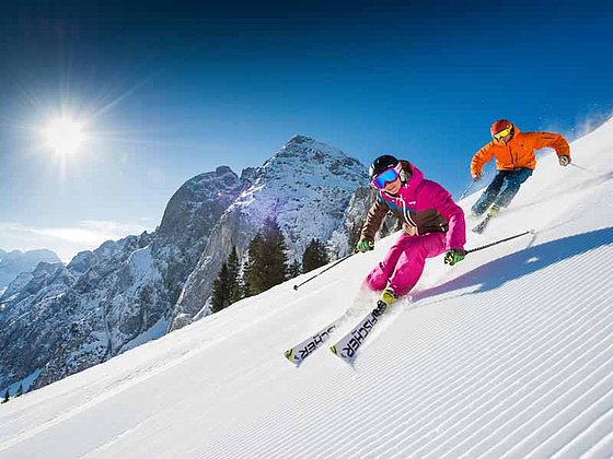 Skifahrer auf der Abfahrt am Dachstein