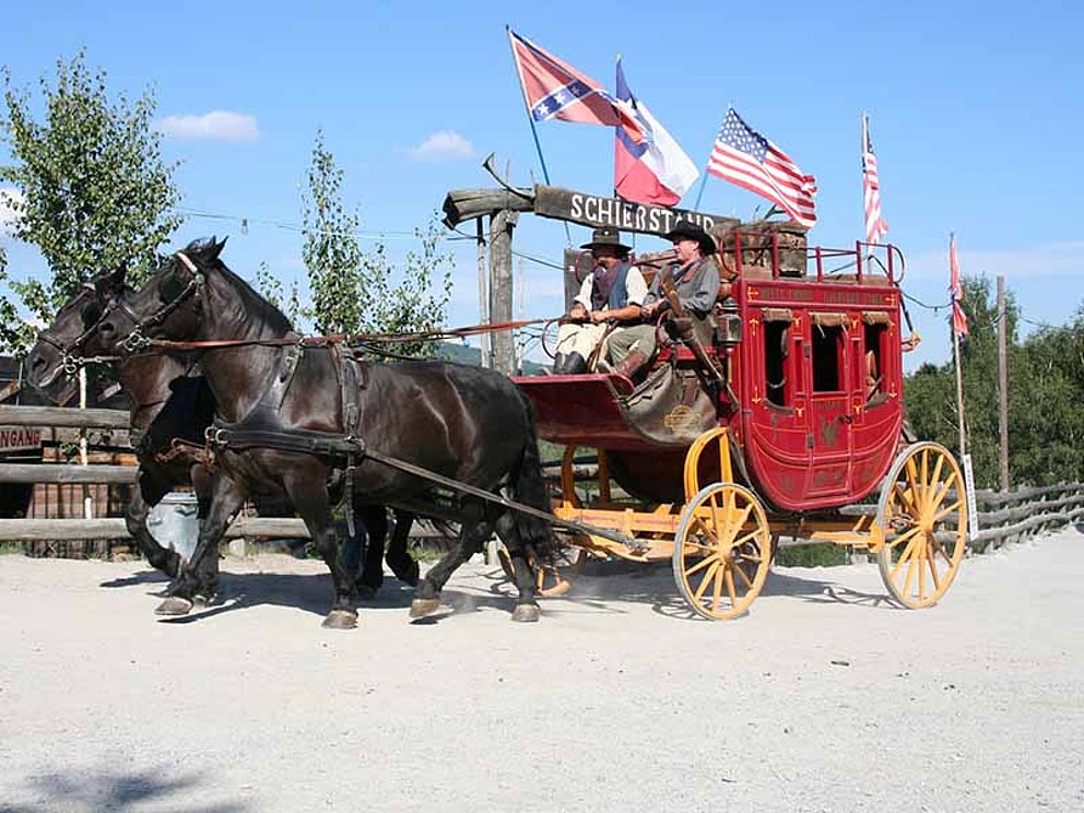 Postkutsche mit zwei schwarzen Pferden in der Westernstadt Pullman City in Passau