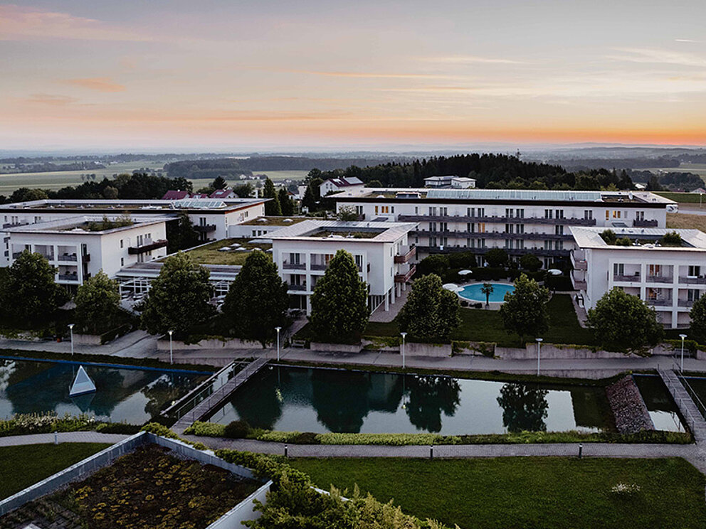 Luftaufnahme des Gebäudekomplexes Spa Resort Geinberg