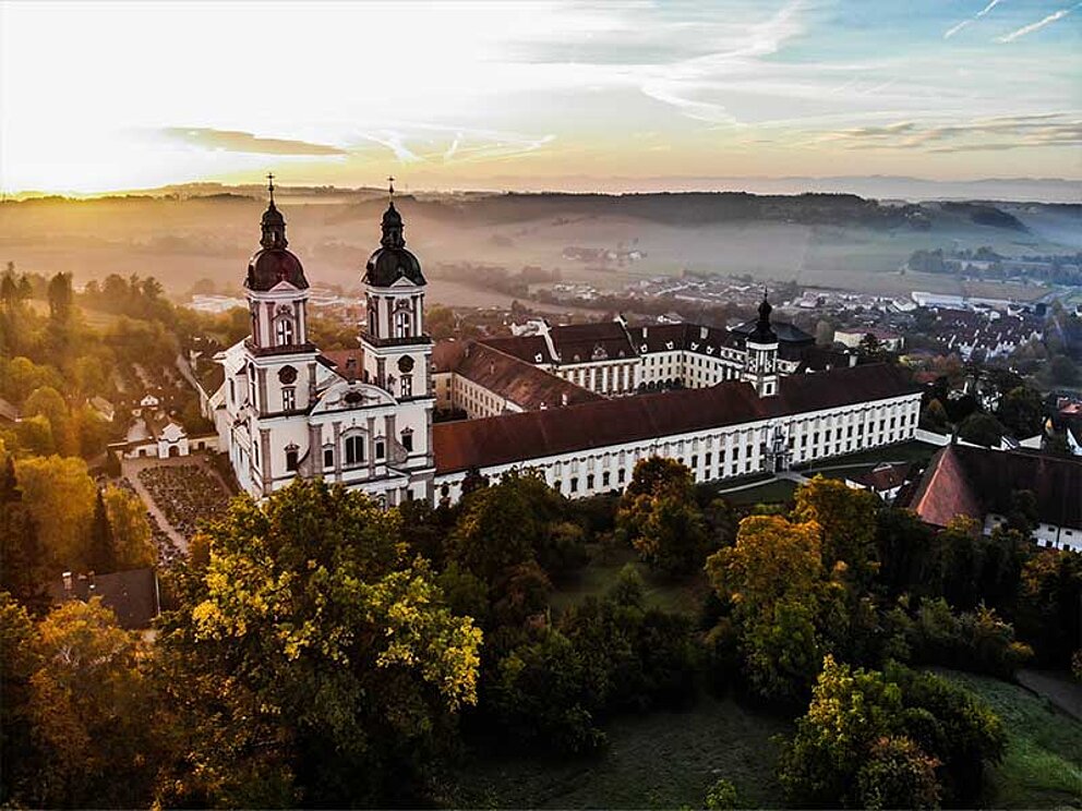 Luftaufnahme vom beeindruckenden Stift St. Florian bei Linz