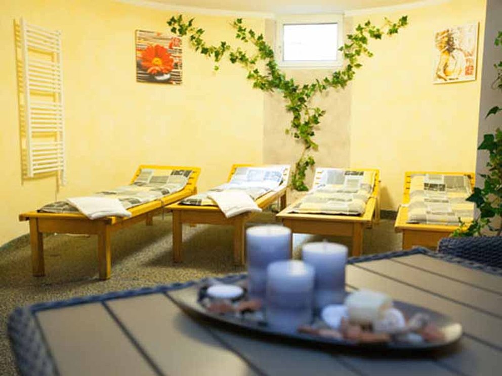 Ruheraum mit Liegen und Kerzen im Hotel Moserwirt in Bad Goisern