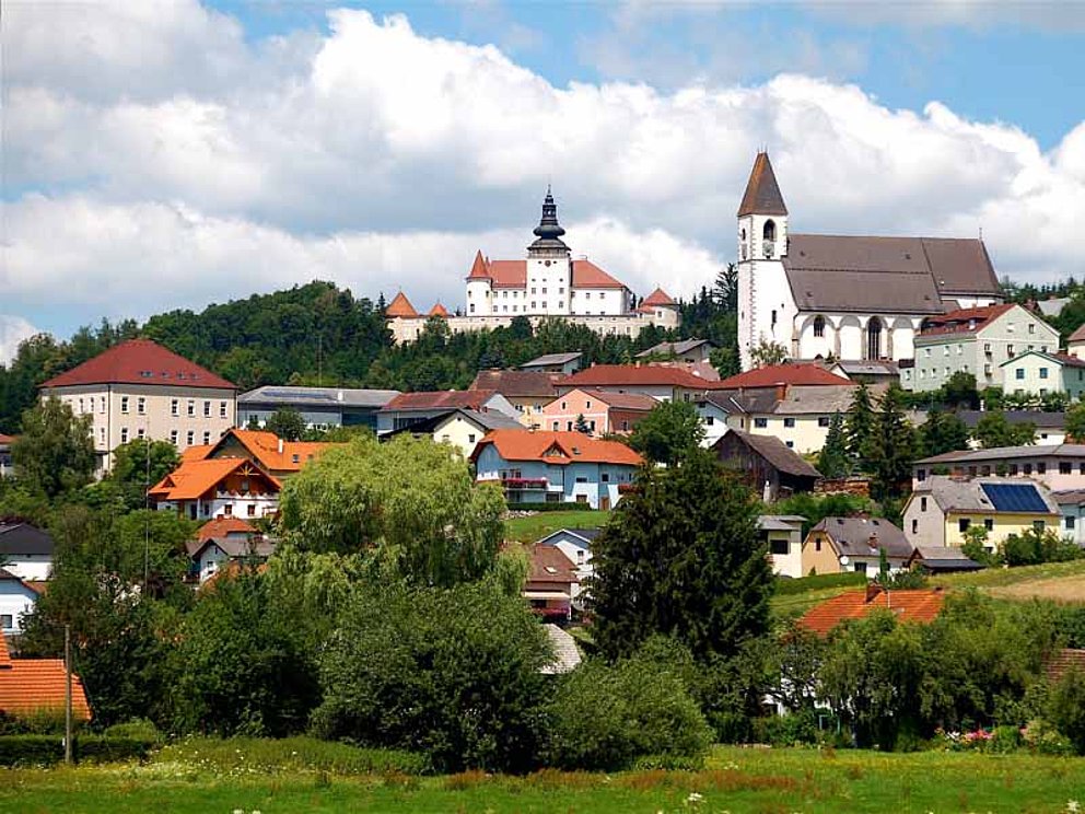 die Pfarrkirche Kefermarkt bewacht die Häuser des Ortes von einer Anhöhe aus