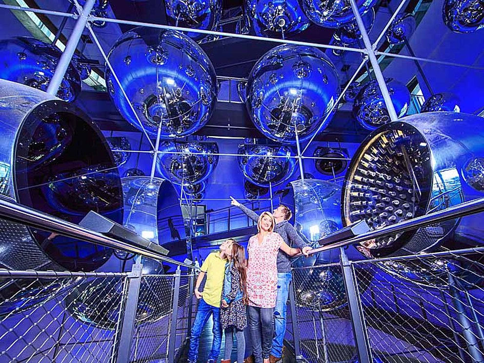 Besichtigung Voest Alpine Stahlwelt - Stahlkugeln 