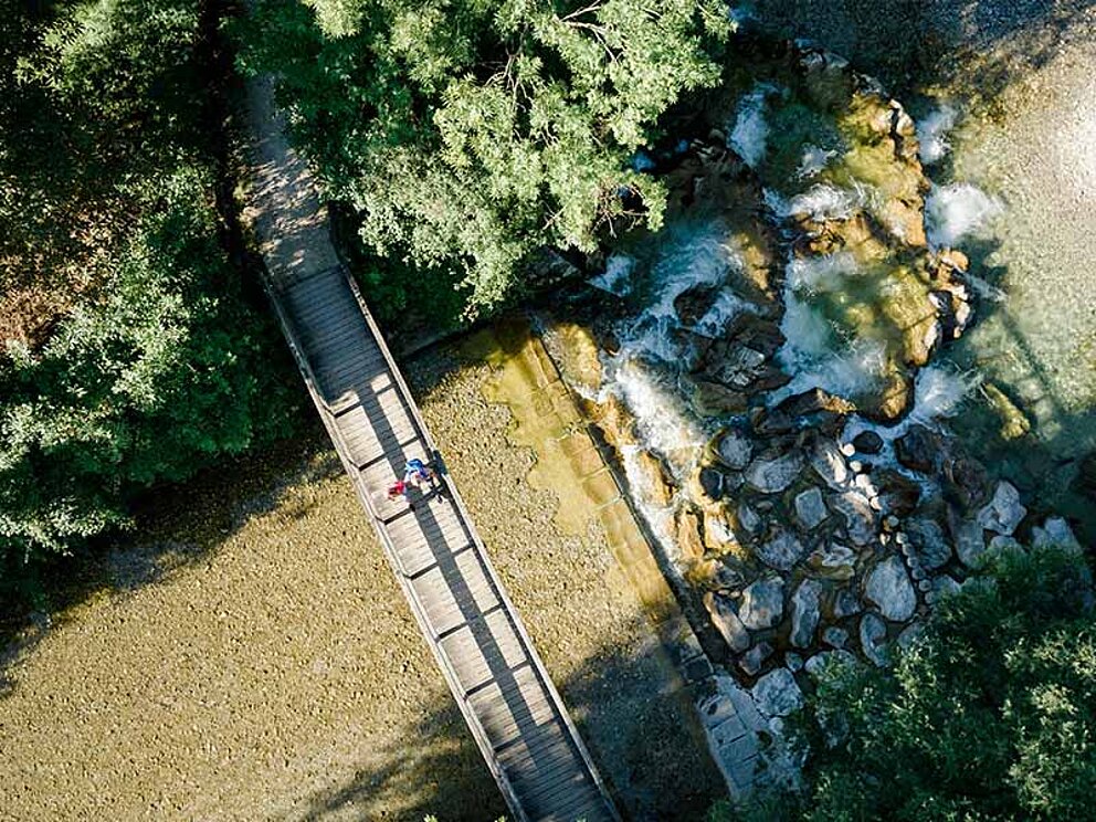 Luftaufnahme einer Brücke mit 2 Wanderern