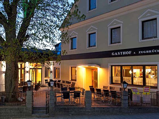 Landgasthof Zur Zugbrücke in Bad Kreuzen bei Nacht