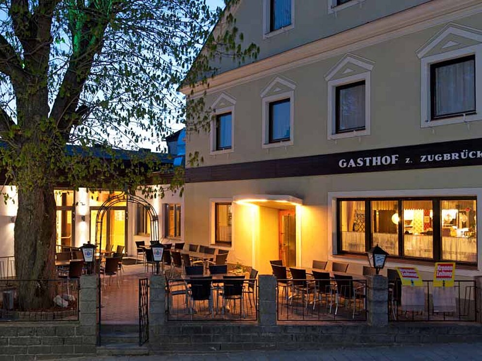 Landgasthof Zur Zugbrücke in Bad Kreuzen bei Nacht