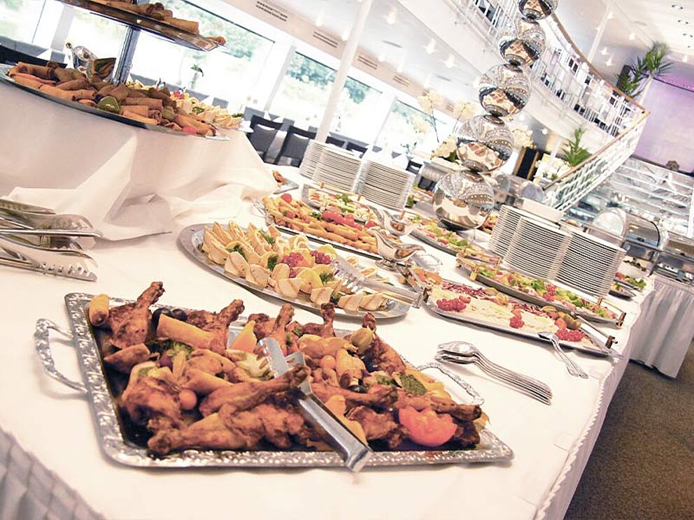 Reich bestücktes Buffet an Bord des Kristallschiffes
