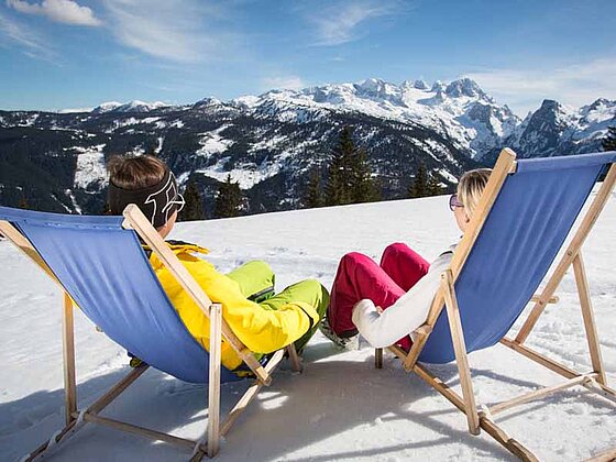 Sonnenbaden auf der Piste am Dachstein