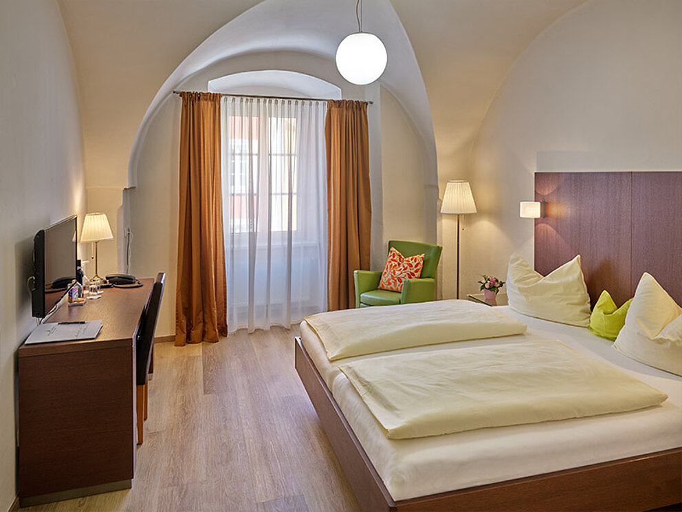 Doppelbett, Holzboden, altes Gewölbe