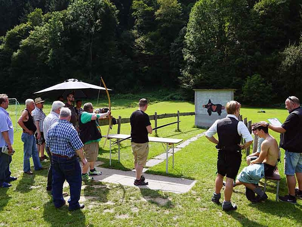 Bogenschießen als Spiel im Wikingerdorf in der Exlau