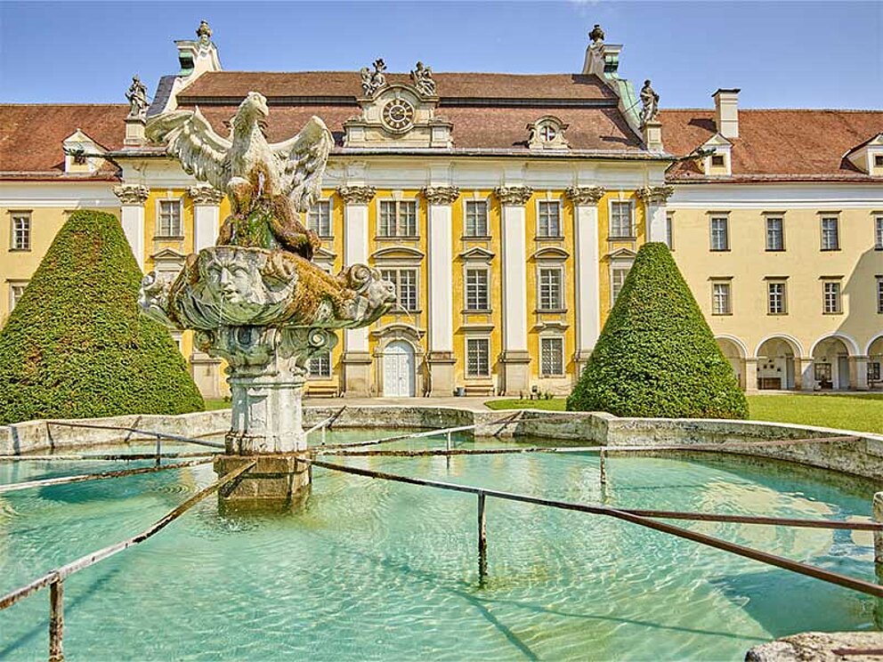 Adlerbrunnen im barocken Stiftshof in St. Florian