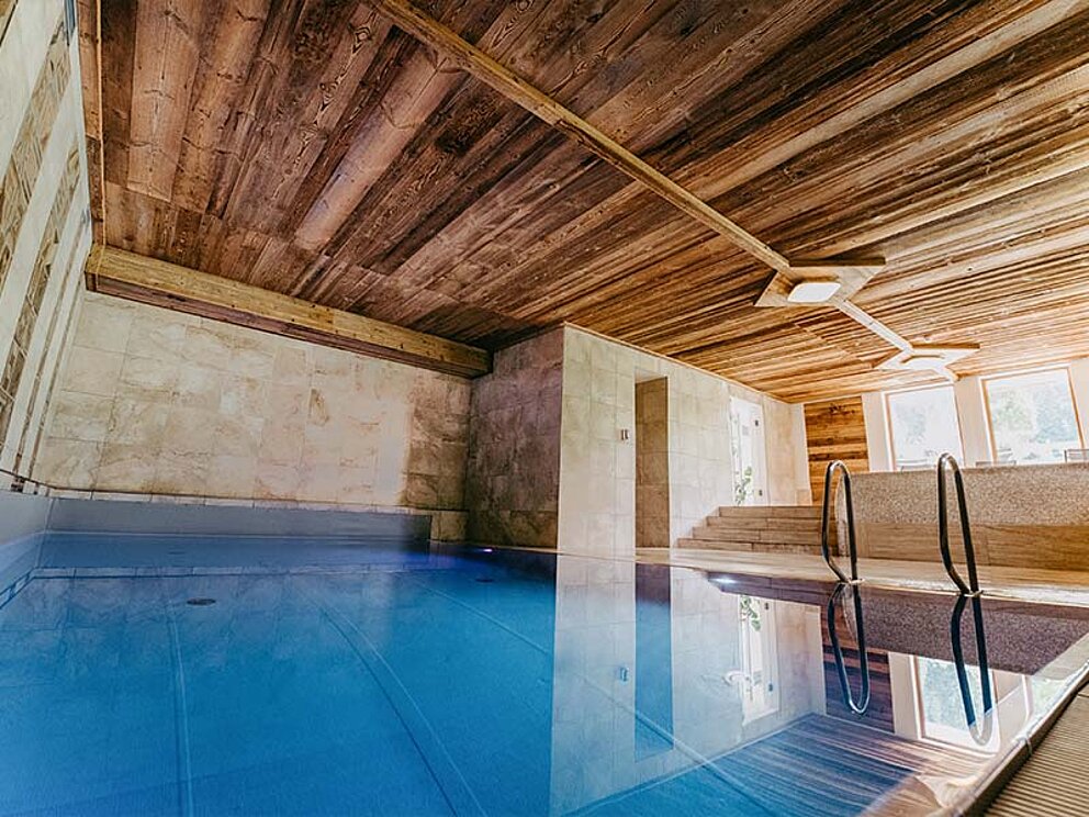 kleines Indoor-Schwimmbecken