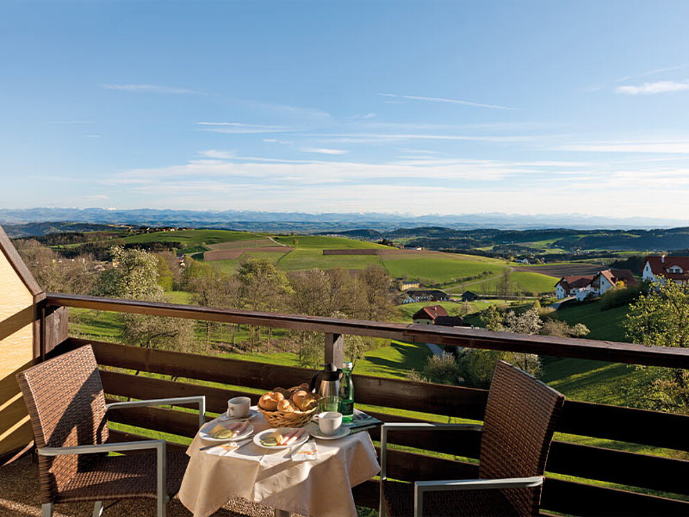 Zimmer-Balkon mit Tisch uns Sesseln und herrlichem Panorama-Blick