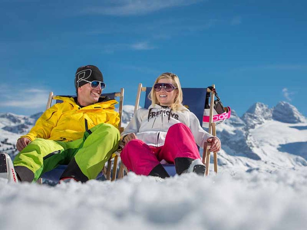 Sonnenbaden zu zweit in der Skiregion Dachstein West