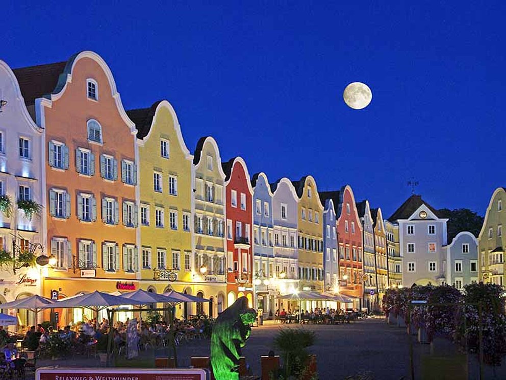 Schärding Silberzeile bei Nacht mit Vollmond