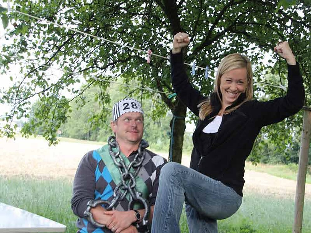Gewinnerin mit Häftling bei der Sauschädl-Krimi-Rallye