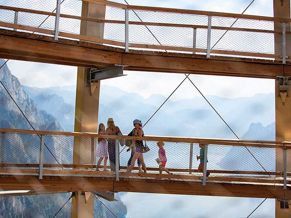 Besuch am Baumwipfelpfad mit Aussichts-Turm im Salzkammergut