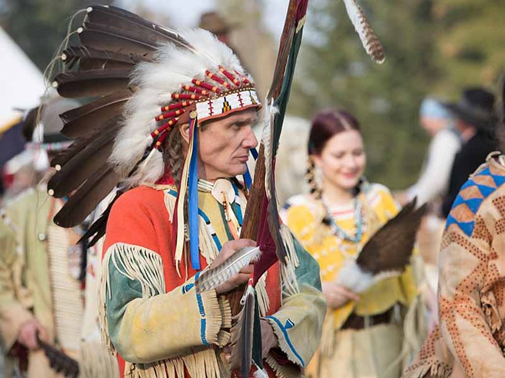 Indianer-Schauspieler mit schönem Kopfschmuck in der Westernstadt Pullman City