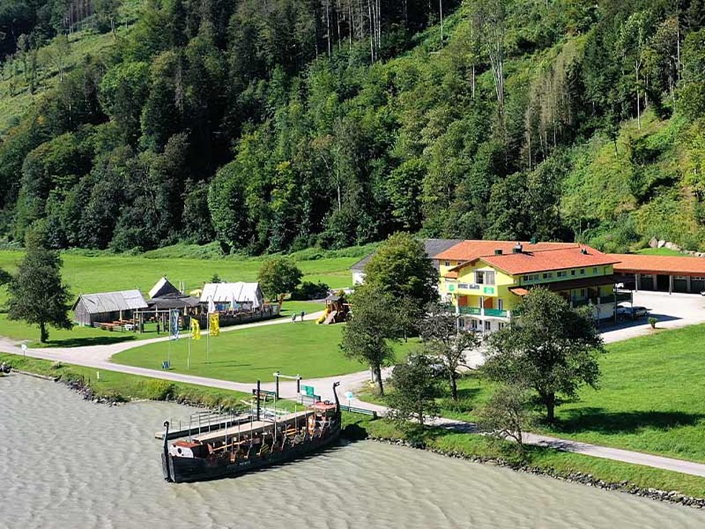 Wikingerdorf am Donauufer in der Exlau, Wikingerschiff auf der Donau