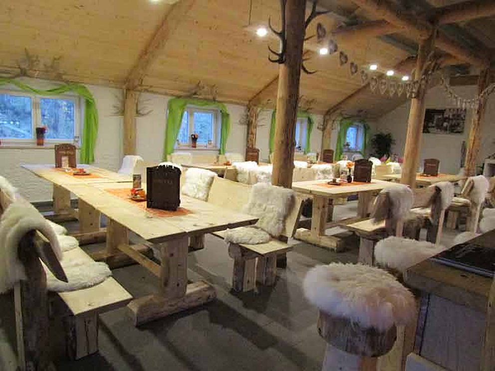 dekorierter Speisesaal im Bogenschützenclub in Windhaag