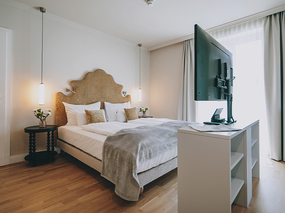 Zimmer mit Doppelbett und Fernseher