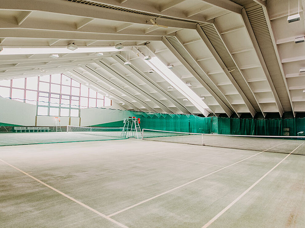 Tennishalle von innen mit 2 Plätzen