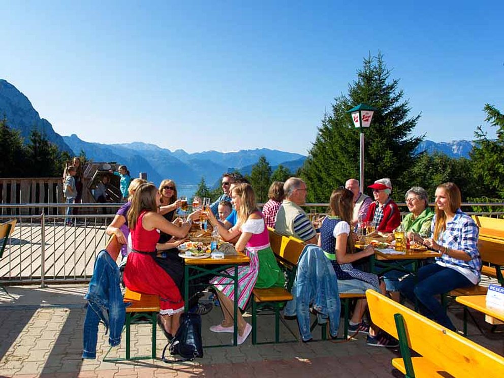 Wanderer genießen eine Einkehr auf der Terrasse am Grünberg