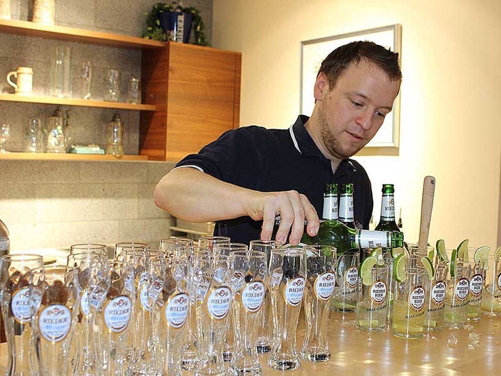 Kellner serviert Caipirinha an der Bar in der Brauerei Ried
