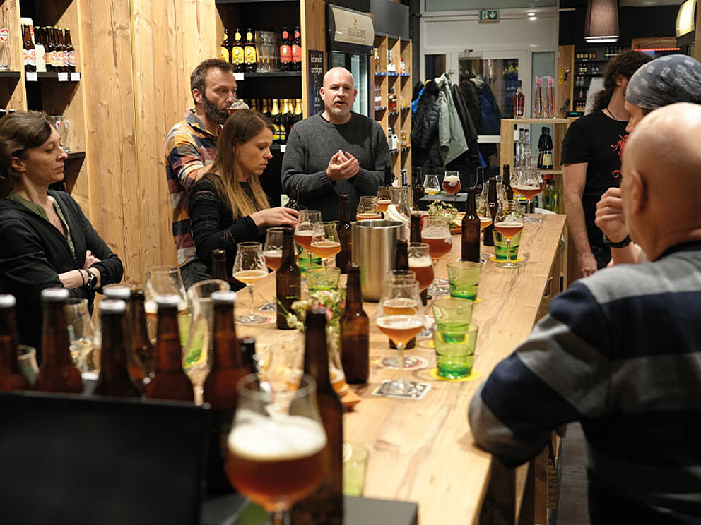 Eine Gruppe bei der kommentierten Bierverkostung.
