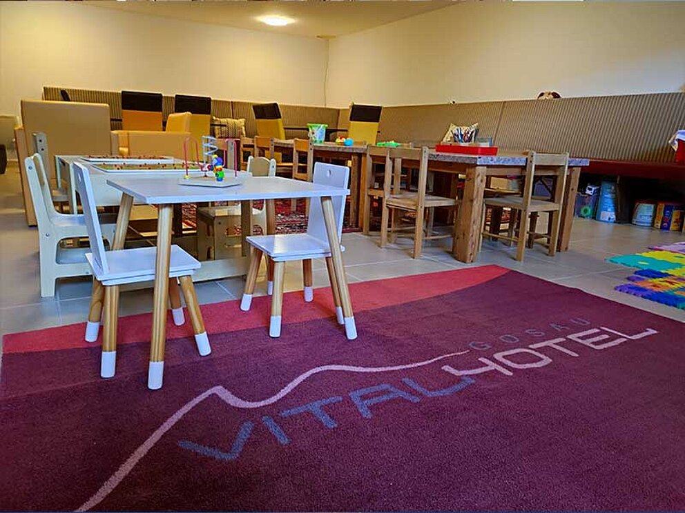 Kinderspielbereich mit kindgerechten Stühlen und Tischen 