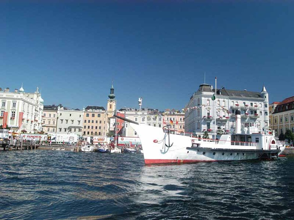 Raddampfer Gisela vor der Kulisse von Gmunden