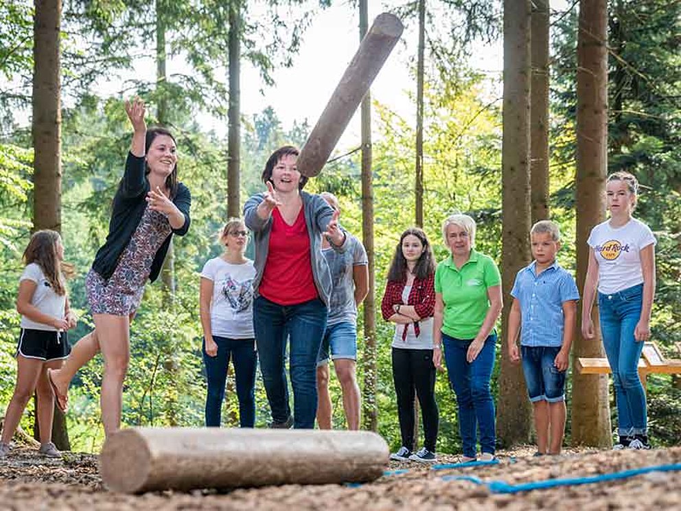 Gruppe bei lustigem Beisammensein auf der Holzfällergaudi am Baumkronenweg