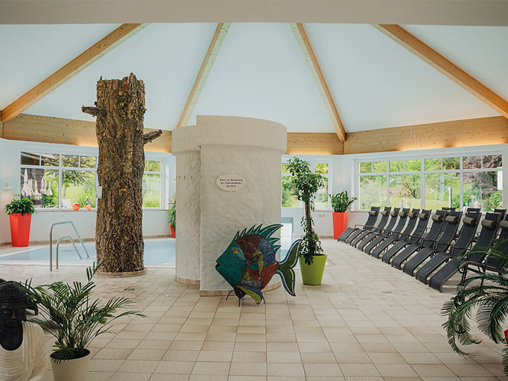 Indoor-Pool-Bereich mit Liegestühlen
