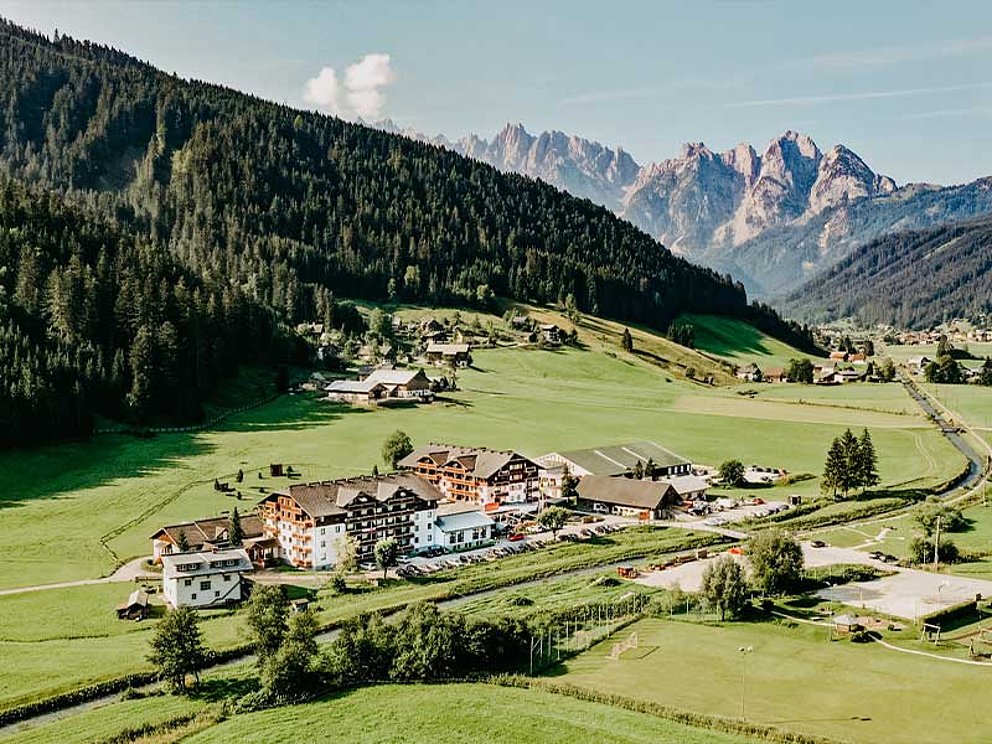 Luftaufnahme im Sommer vom Hotel