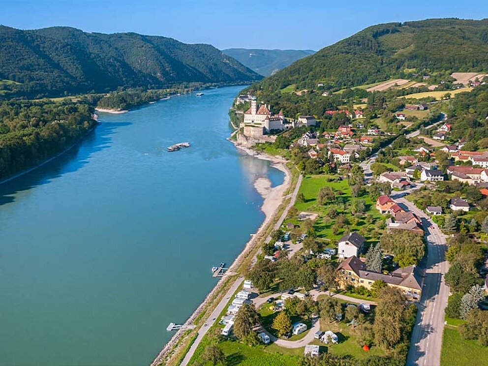 Luftaufnahme der Donau und dem Ort Schönbühel in der Wachau