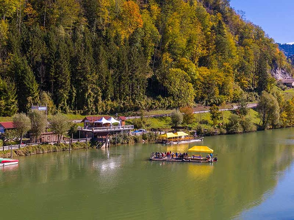 Luftansicht der Floßanlegestelle an der Enns mit 2 Flößen