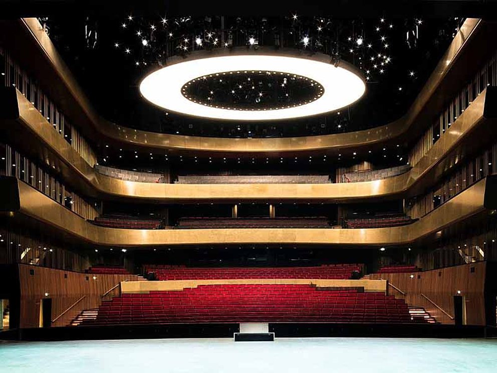 großer, leerer Saal im Musiktheater Linz